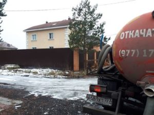 откачка септиков, фекальным насосом, откачка выгребных, откачка выгребных ям, фото № 00082